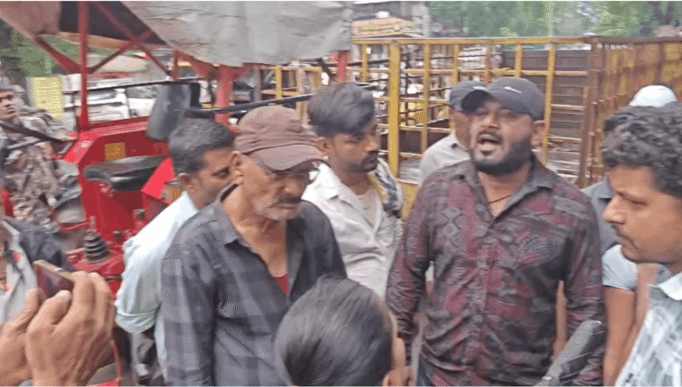 Watch Video : मुंगेली नाका चौक पर अतिक्रमण हटाने पहुंची निगम की टीम.. महिला से विवाद के बाद मारपीट का वीडियो वायरल..