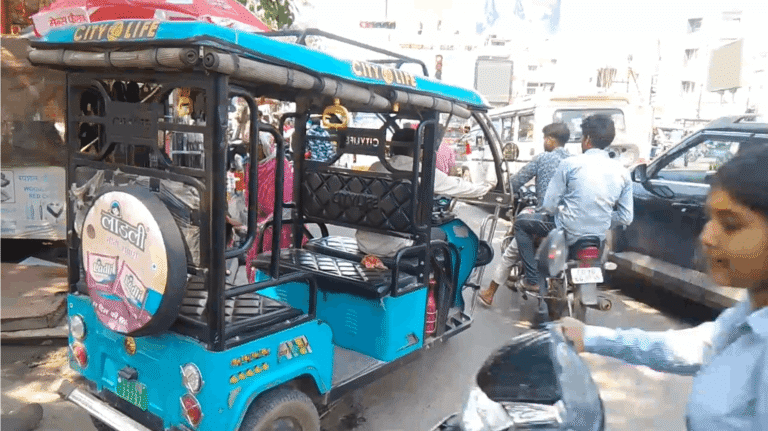 Watch Video : बेलगाम चालकों को समझाइश.. सड़कों पर बेलगाम ई-रिक्शा, नियम तोड़ने वालों पर सख्ती कब?