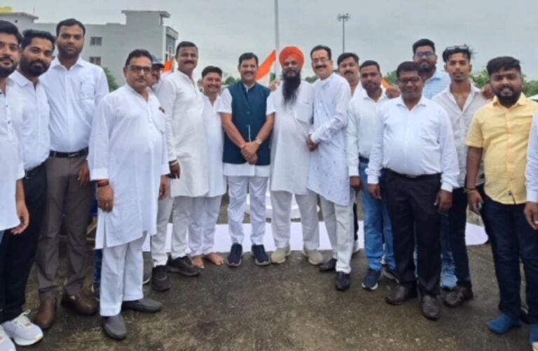 गौरेला गांधी चौक में गर्व से लहराया तिरंगा,नगर पालिका अध्यक्ष मुकेश दुबे ने किया ध्वजारोहण,