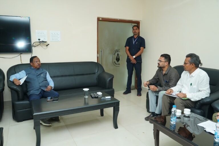 किसानों को योजनाओं का प्रत्यक्ष लाभ दिलाने और अधिकाधिक पौधरोपण के दिए निर्देश
